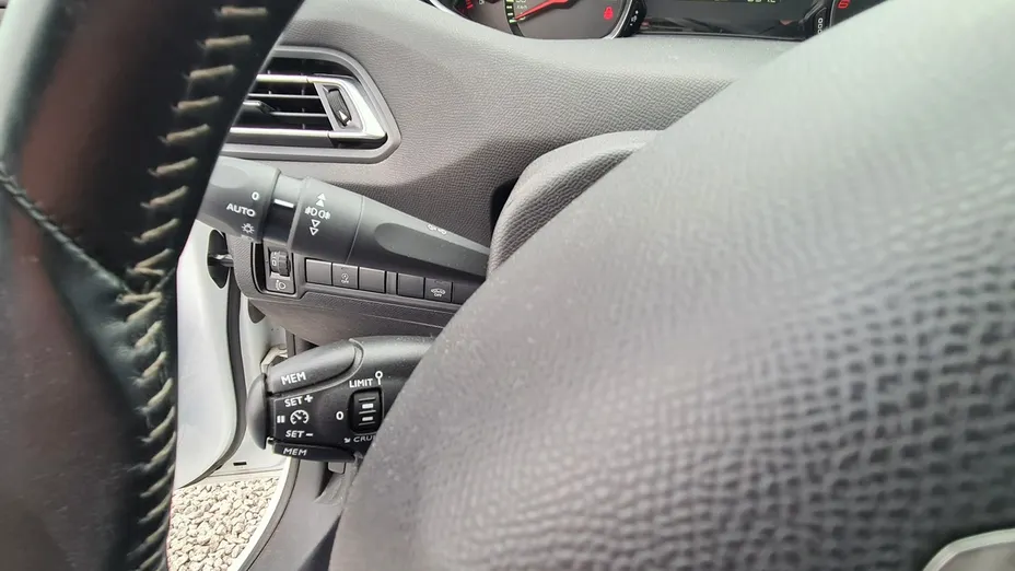 PEUGEOT 308 -