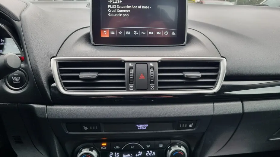 MAZDA 3 -