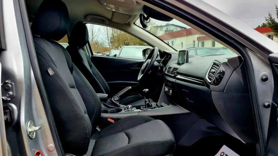 MAZDA 3 -