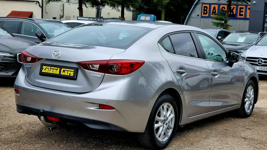 MAZDA 3 -