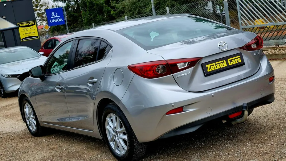 MAZDA 3 -