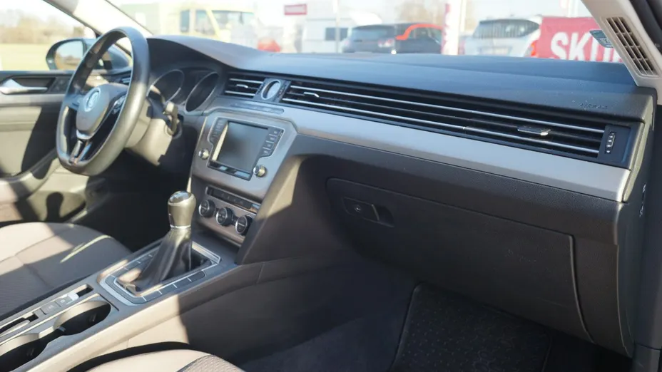 VOLKSWAGEN Passat -