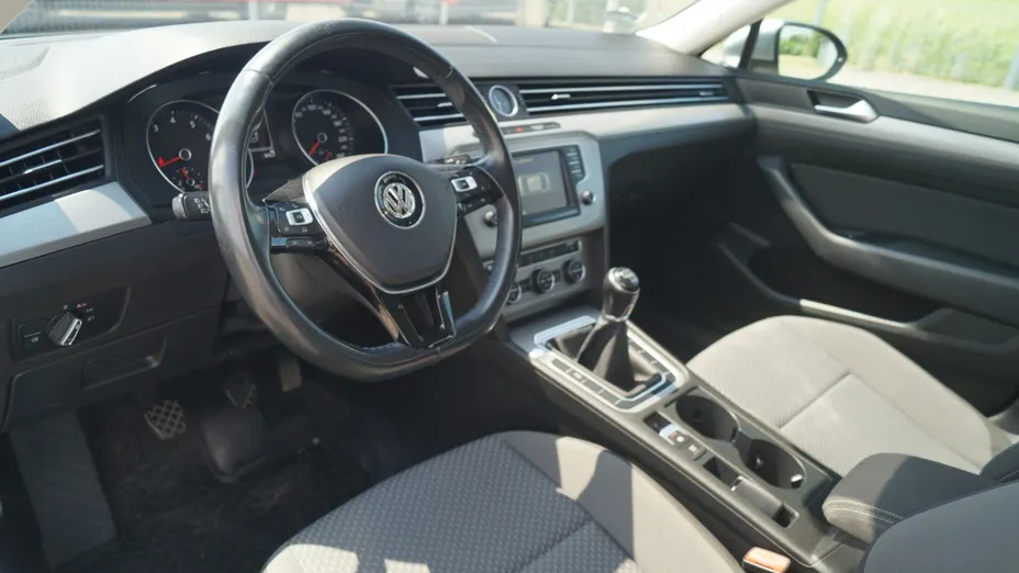 VOLKSWAGEN Passat -