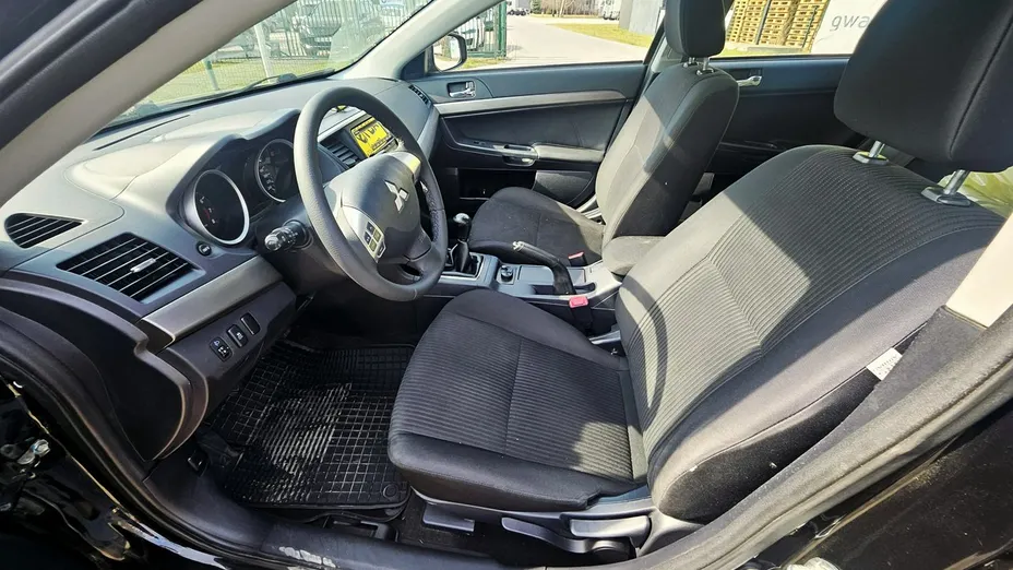 MITSUBISHI Lancer -
