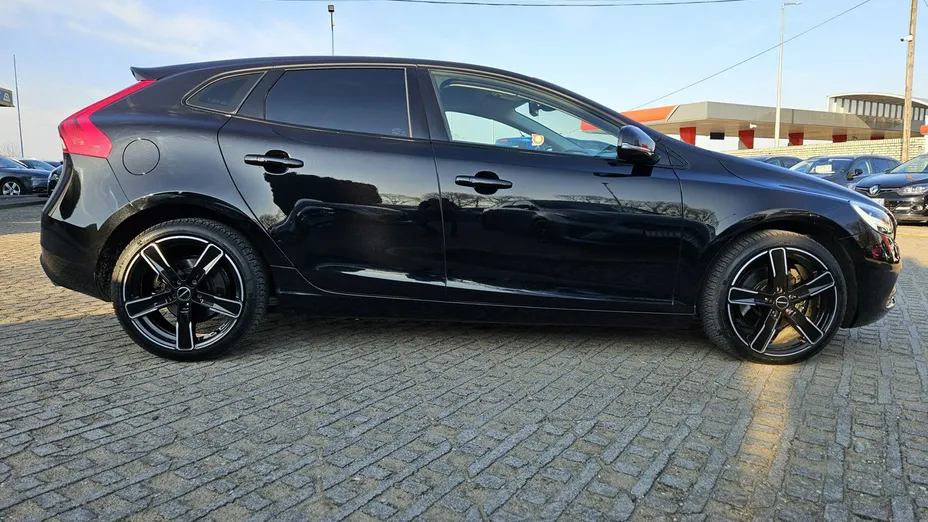 VOLVO V40 -