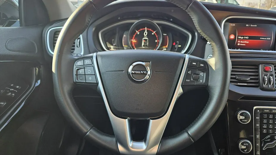 VOLVO V40 -