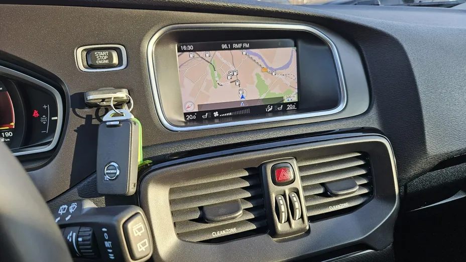 VOLVO V40 -