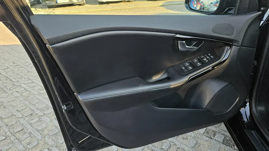 VOLVO V40 -