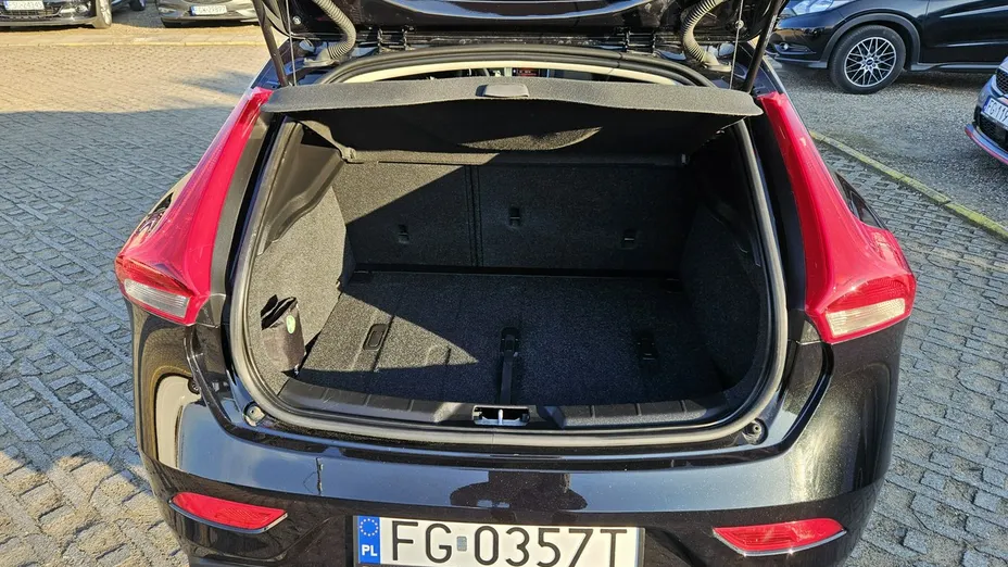 VOLVO V40 -