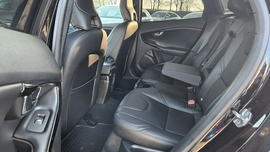 VOLVO V40 -