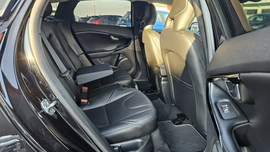 VOLVO V40 -