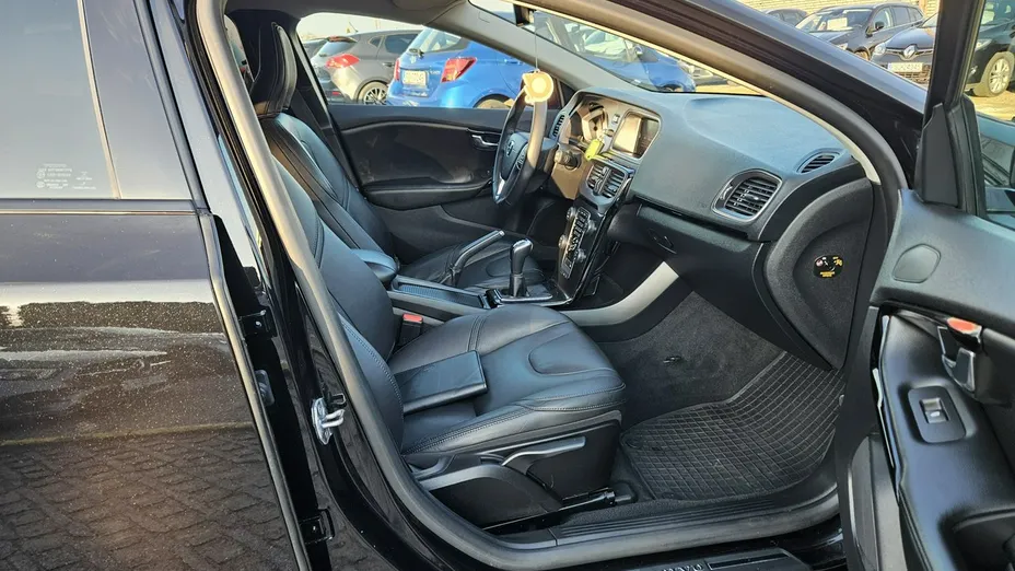 VOLVO V40 -