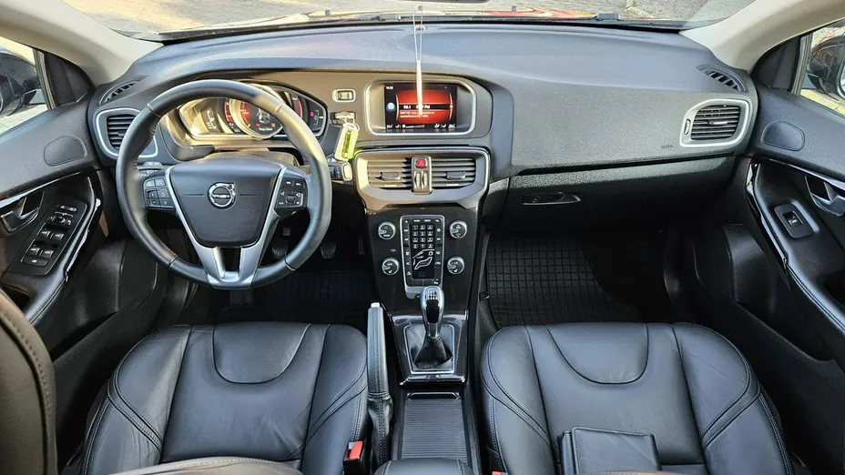 VOLVO V40 -