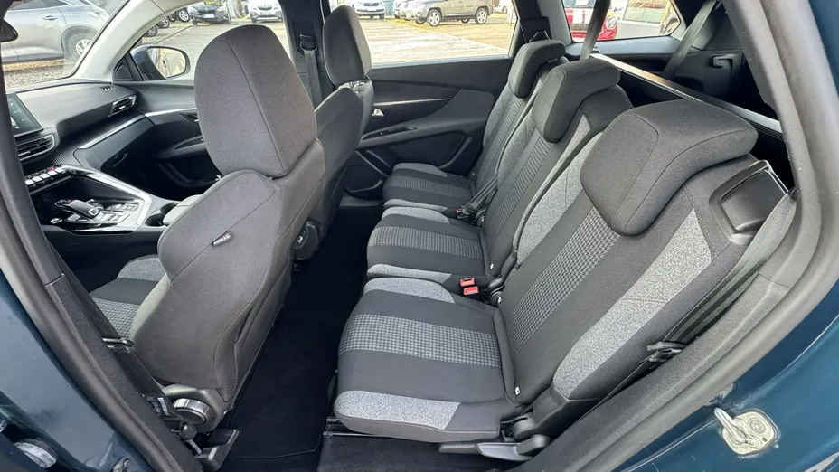 PEUGEOT 5008 -