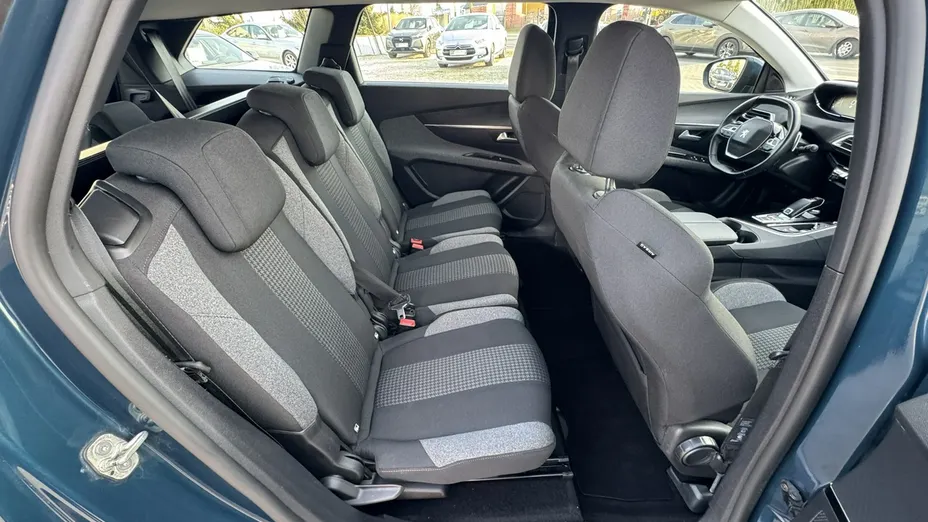PEUGEOT 5008 -