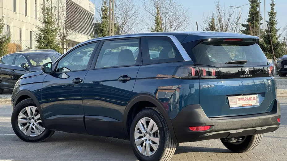PEUGEOT 5008 -
