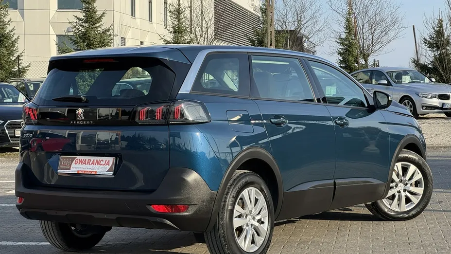 PEUGEOT 5008 -