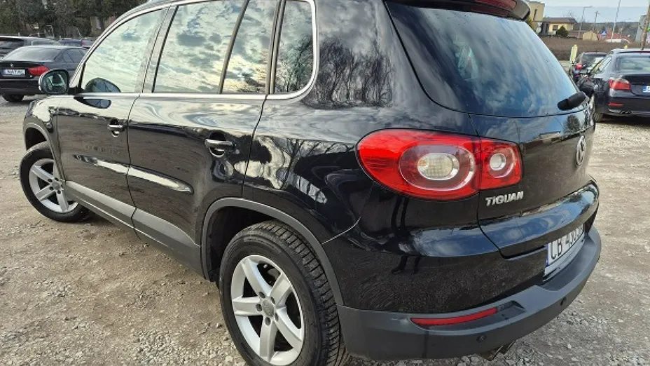 VOLKSWAGEN Tiguan -