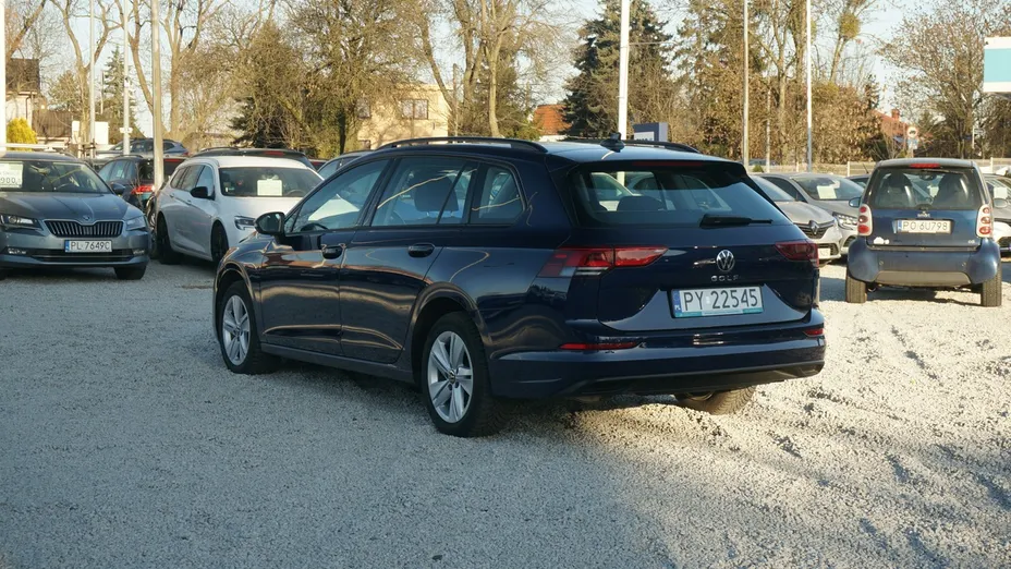 VOLKSWAGEN Golf -