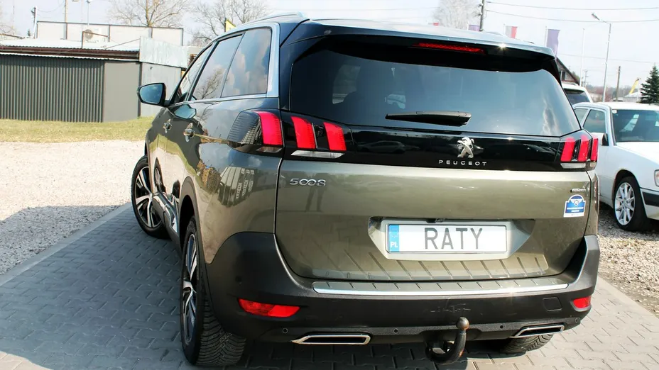 PEUGEOT 5008 -