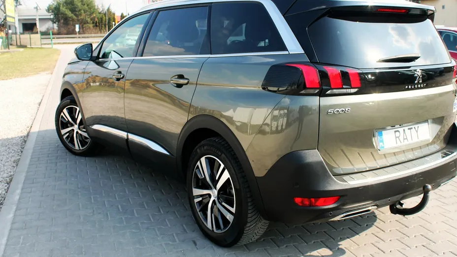 PEUGEOT 5008 -