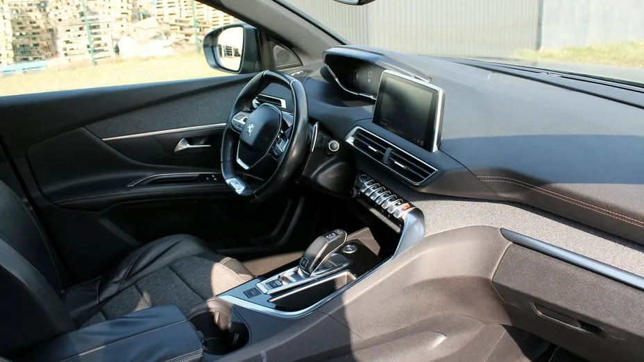 PEUGEOT 5008 -
