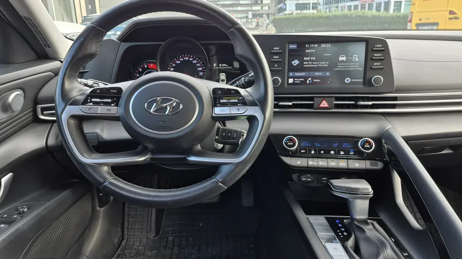 HYUNDAI Elantra -