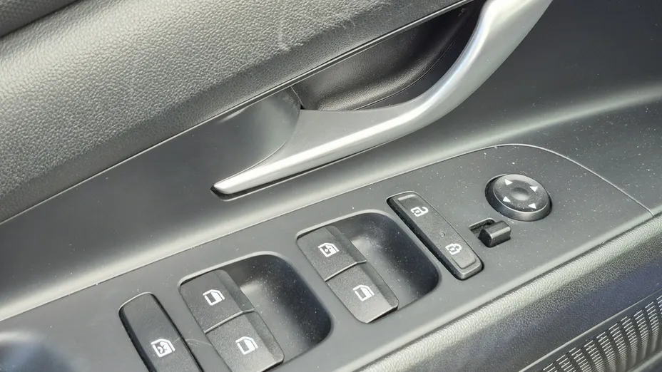 HYUNDAI Elantra -