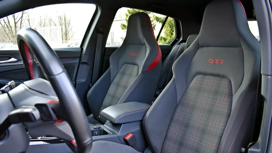 VOLKSWAGEN Golf -
