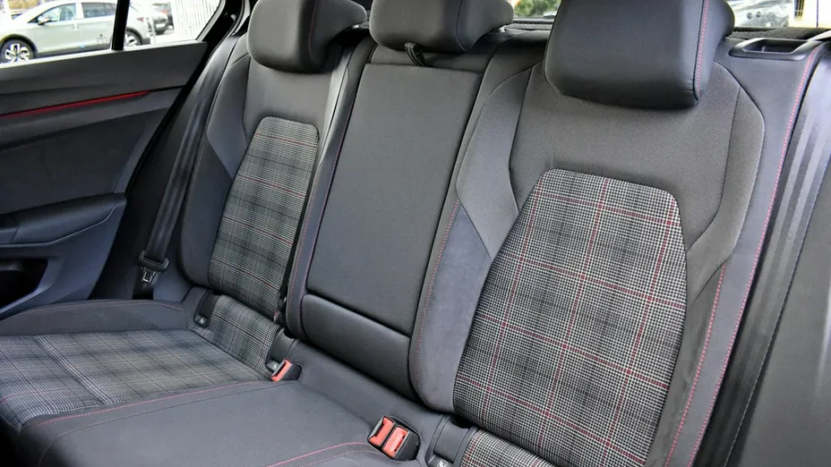 VOLKSWAGEN Golf -