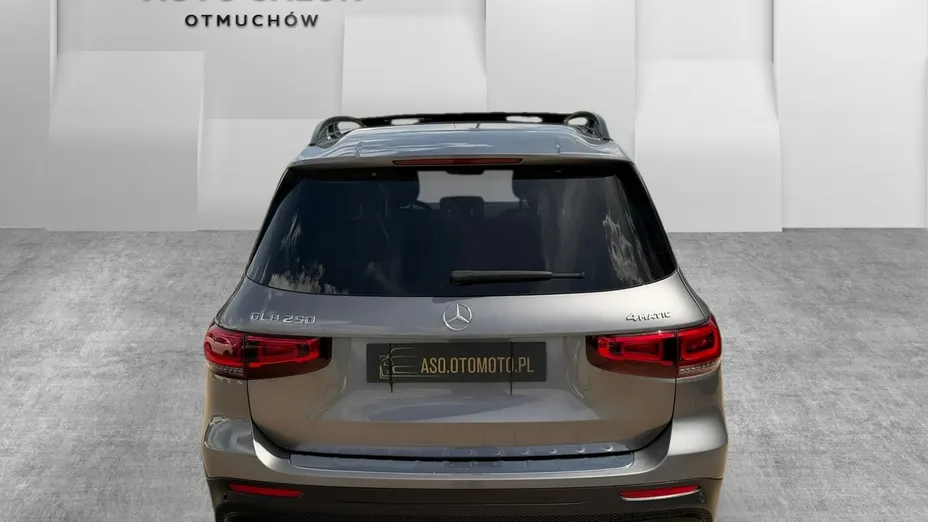 MERCEDES-BENZ GLB -