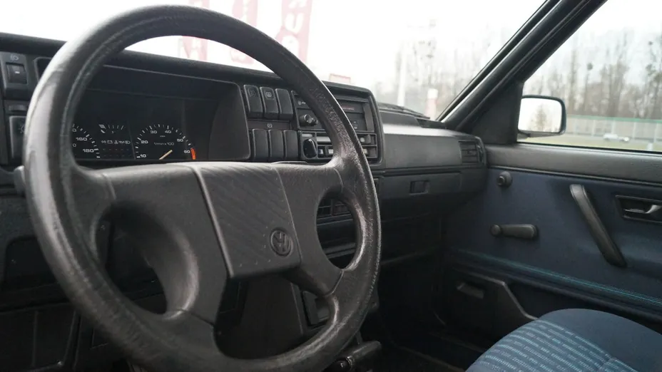 VOLKSWAGEN Golf -