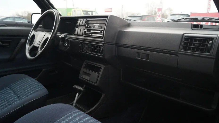 VOLKSWAGEN Golf -