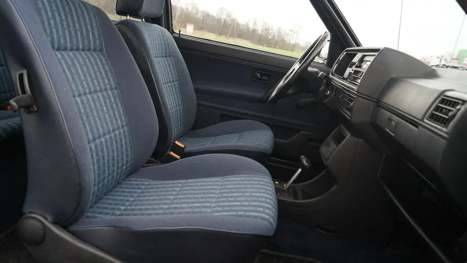 VOLKSWAGEN Golf -