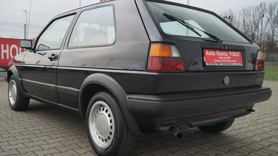 VOLKSWAGEN Golf -