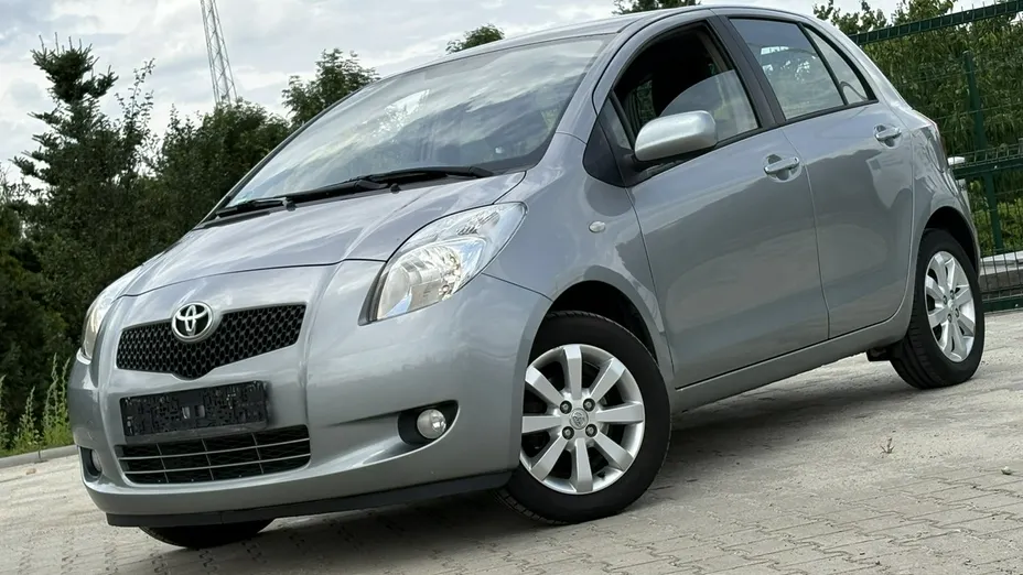 TOYOTA Yaris -