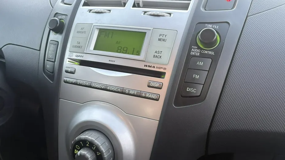 TOYOTA Yaris -