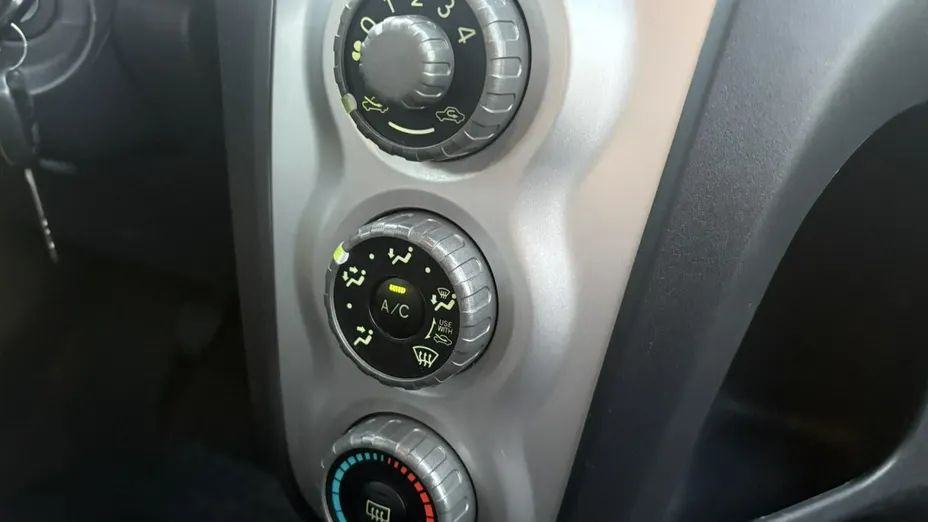 TOYOTA Yaris -