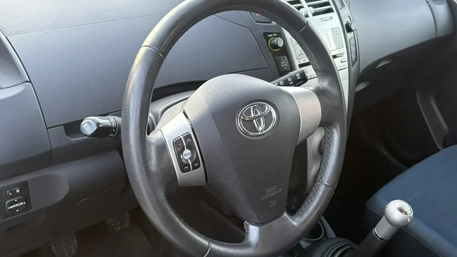 TOYOTA Yaris -