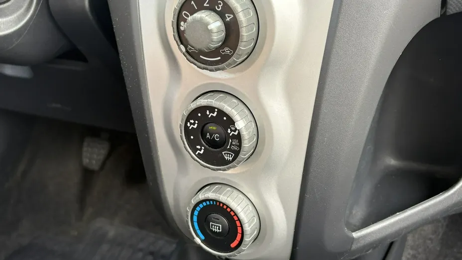 TOYOTA Yaris -