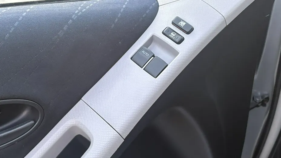 TOYOTA Yaris -