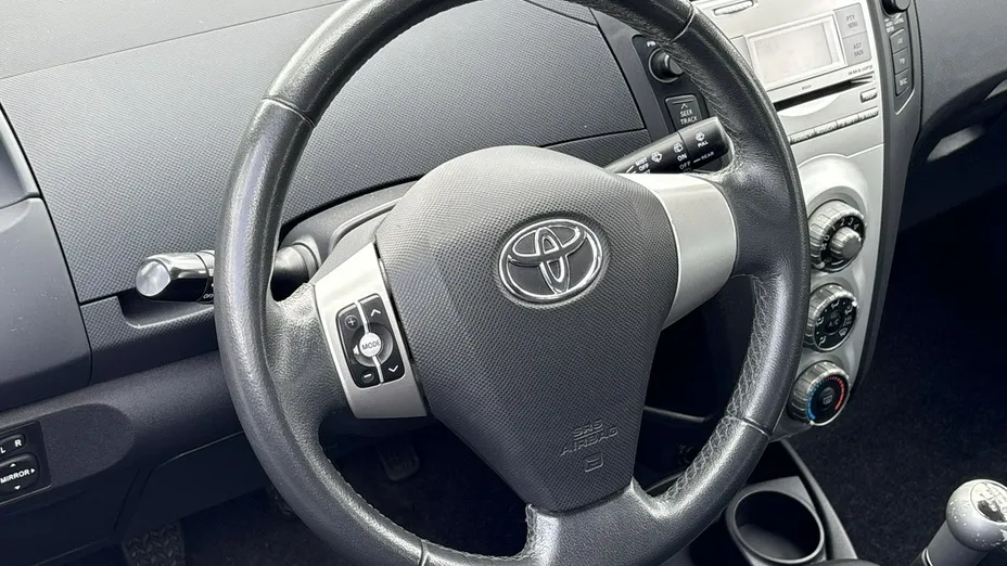 TOYOTA Yaris -