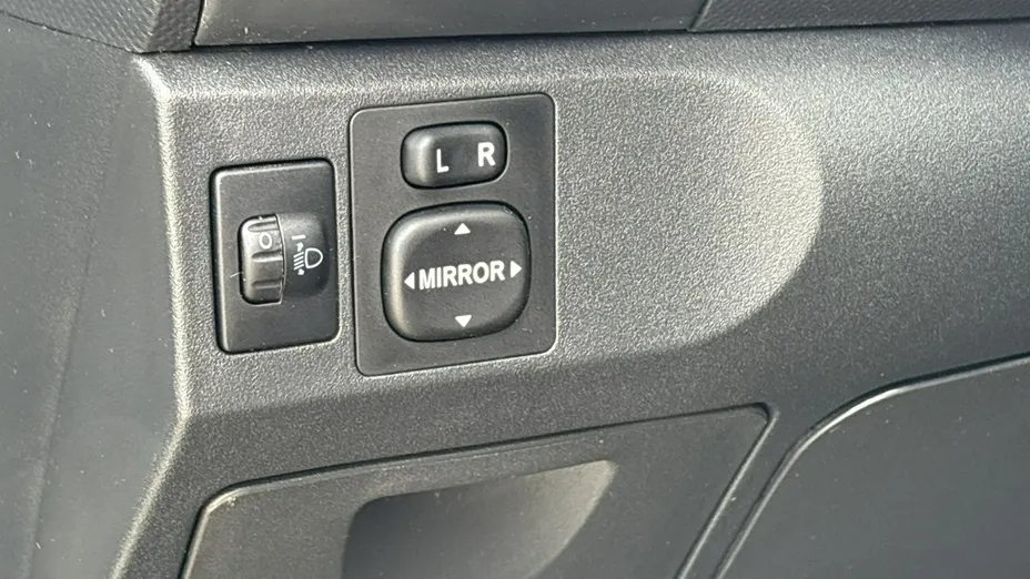 TOYOTA Yaris -