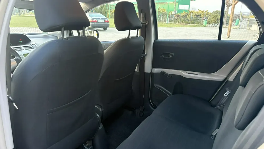 TOYOTA Yaris -