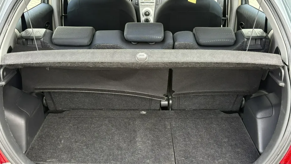 TOYOTA Yaris -