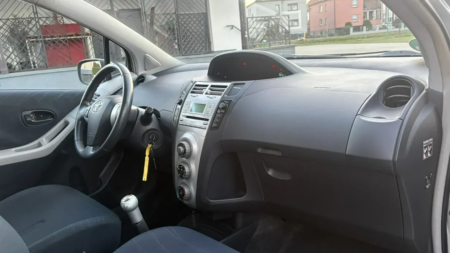 TOYOTA Yaris -