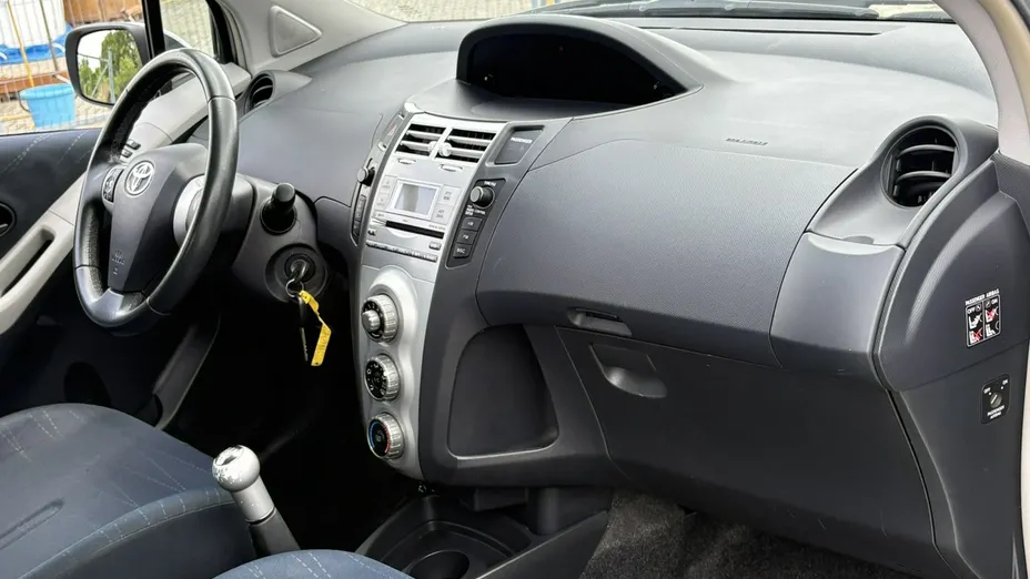 TOYOTA Yaris -