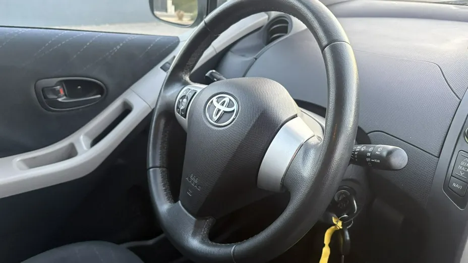 TOYOTA Yaris -