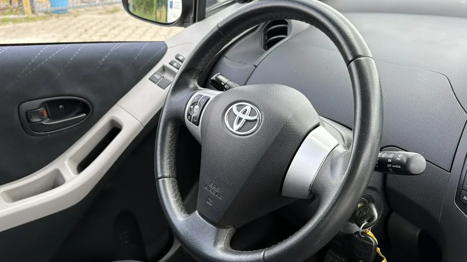 TOYOTA Yaris -