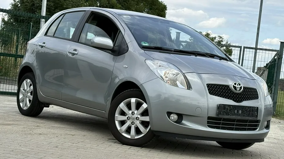 TOYOTA Yaris -